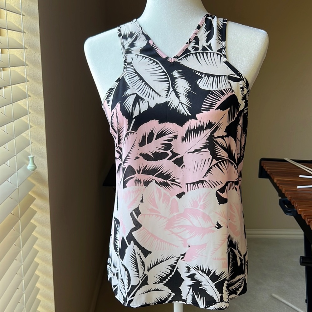Express printed top with split in back